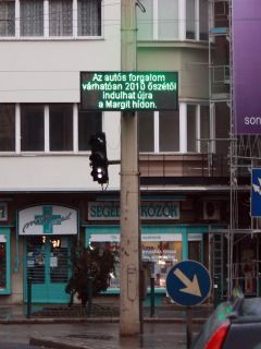 Grafikus fényújság órával és hőmérővel, GSM adatátvitellel (Budapest, Margit körút, jelenleg az Üllői út - József körút kereszteződésében üzemel)